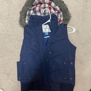 Maurice’s navy puffer vest with detachable fur hood size small